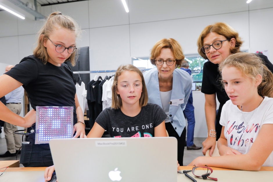 Jugendliche im Smartfeld